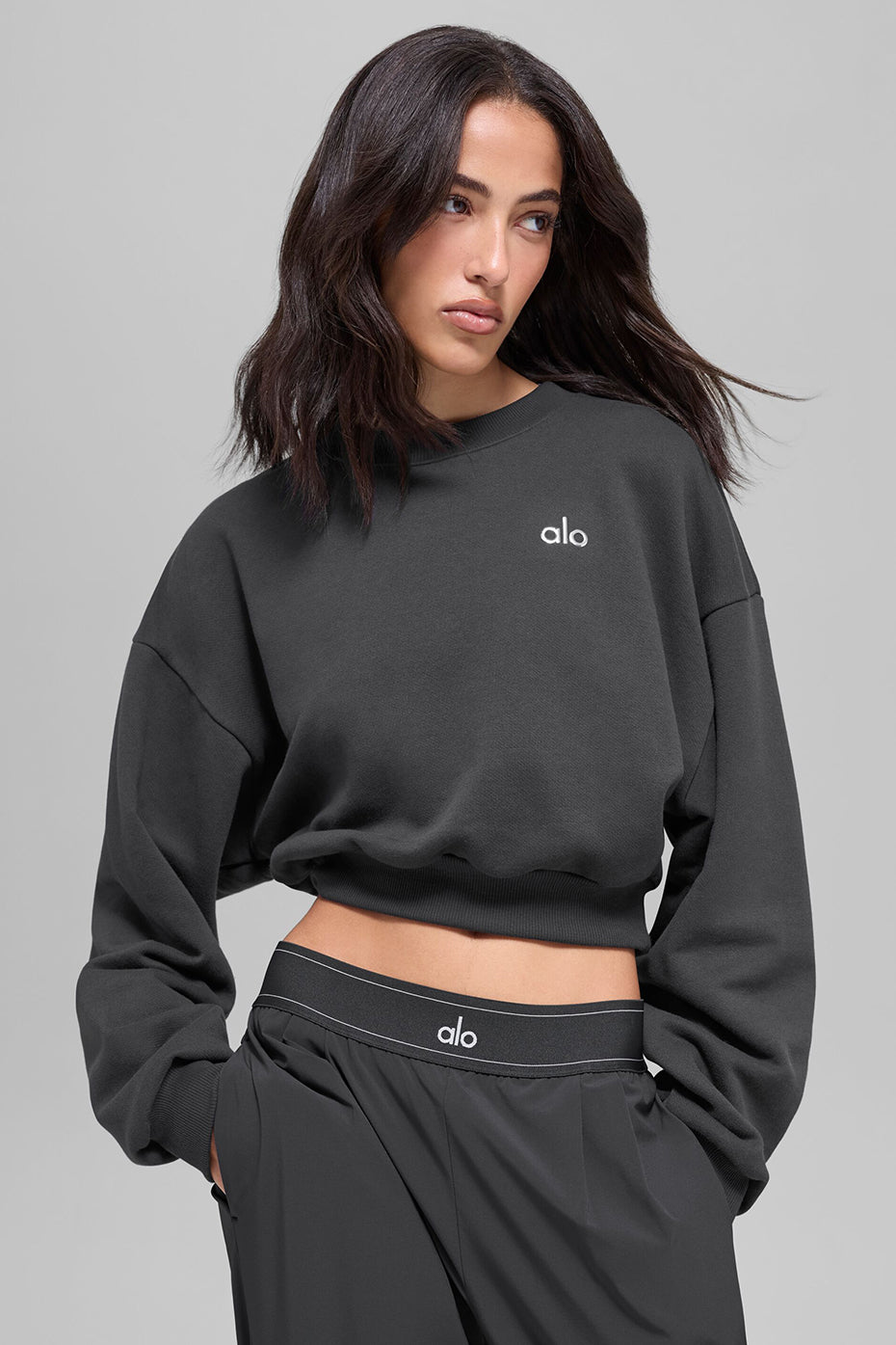 Cropped Accolade Crewneck - Anthracite